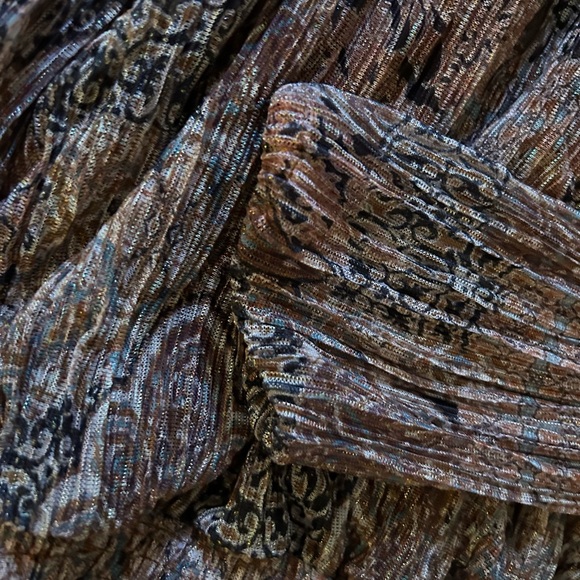 Long-sleeve, hip-cinching blouse with vintage pattern. - Picture 5 of 5